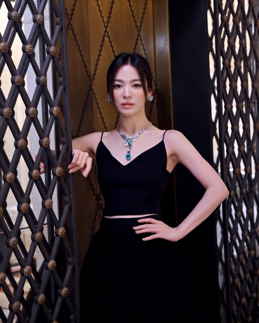 微微露腰也是能展現女人味的細節。