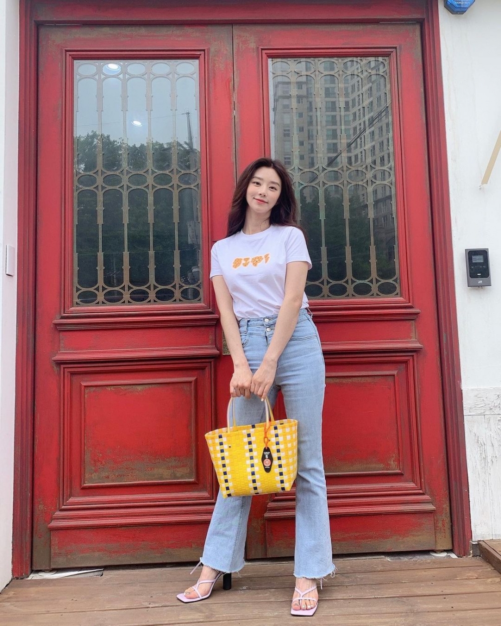 簡約的穿搭就是日常中最舒適的打扮。