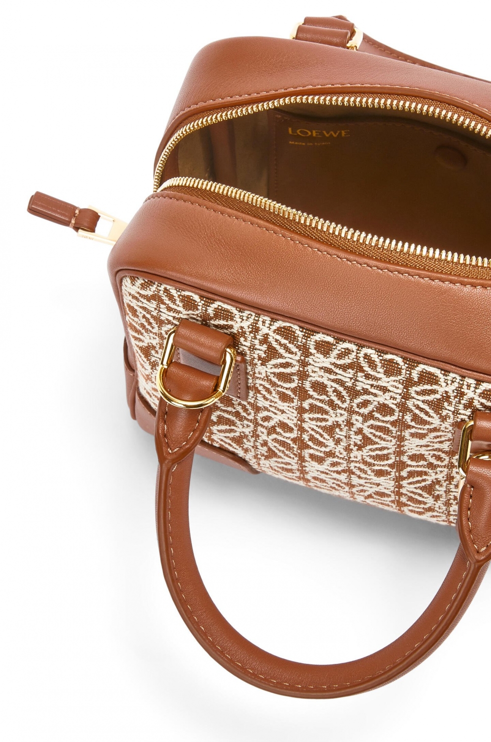 將經典手袋延伸精緻迷你的造型。