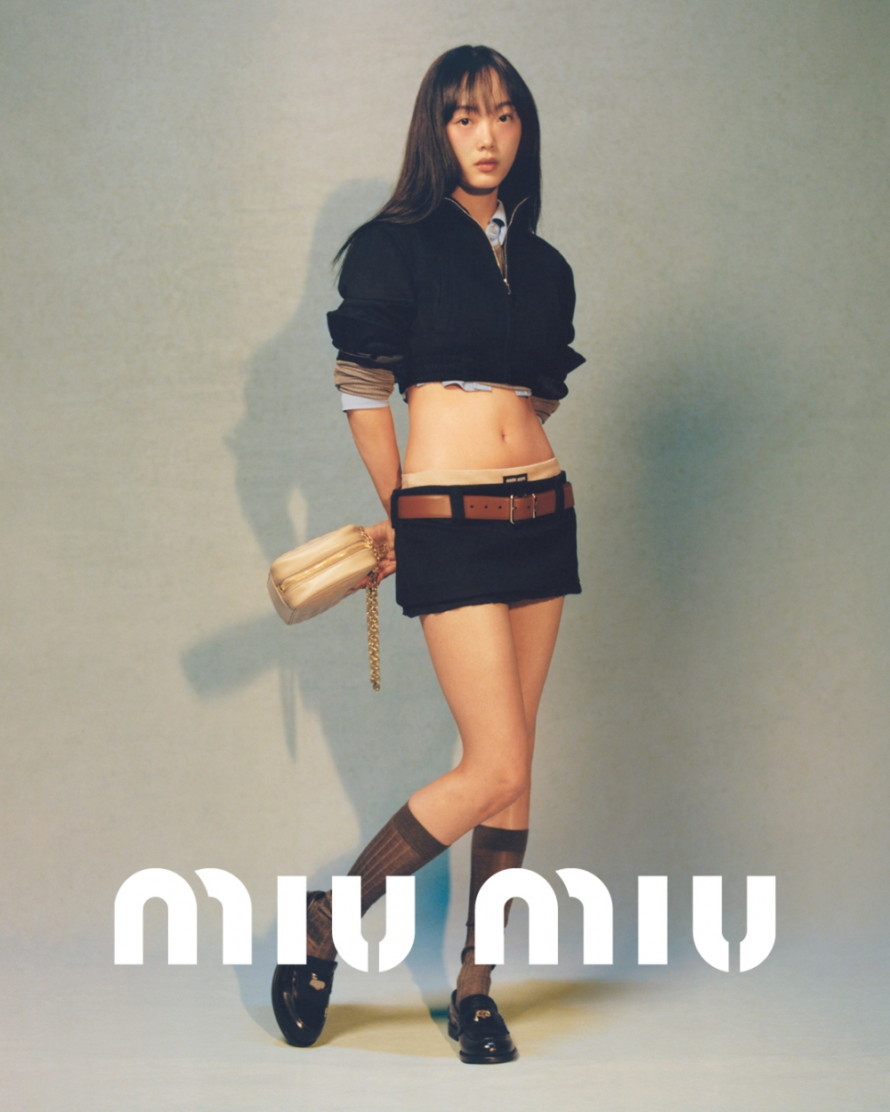 Miu Miu 2022春夏的超低腰設計迷你裙。