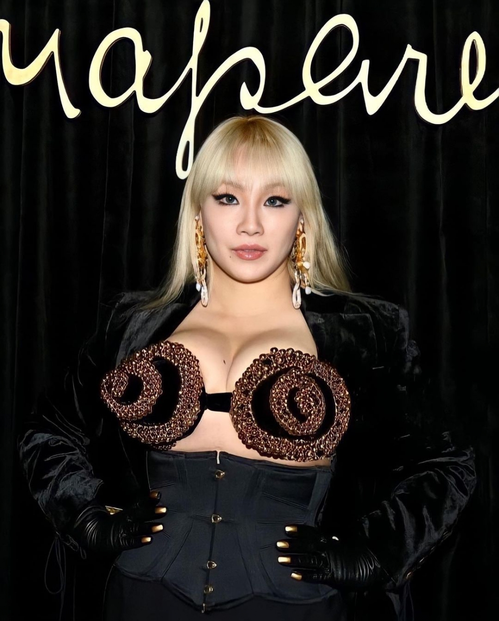 CL將品牌的服飾穿搭出女王般的霸氣。