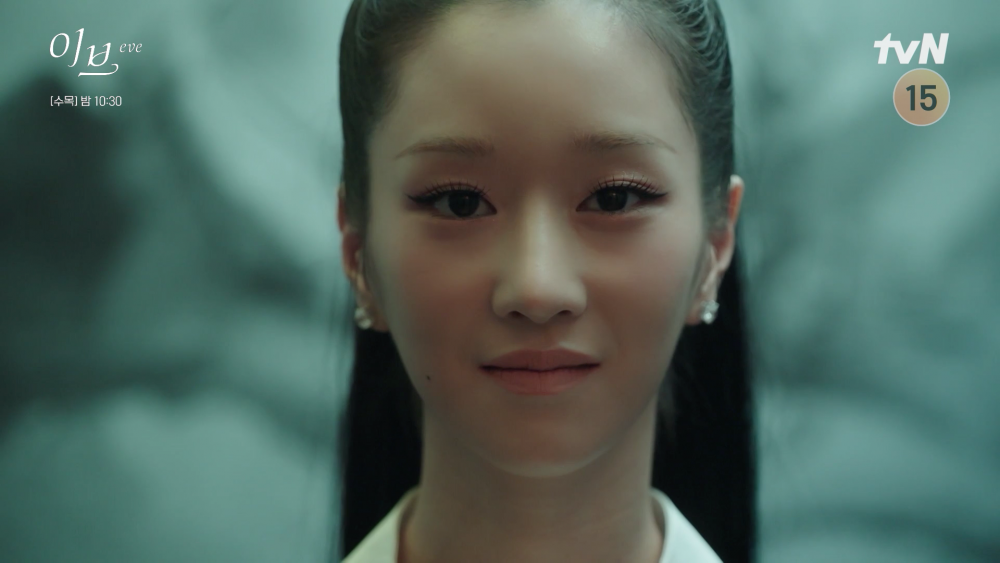 ALL Back髮型與淡眉妝感,就更是將「高額」缺點完美展現。