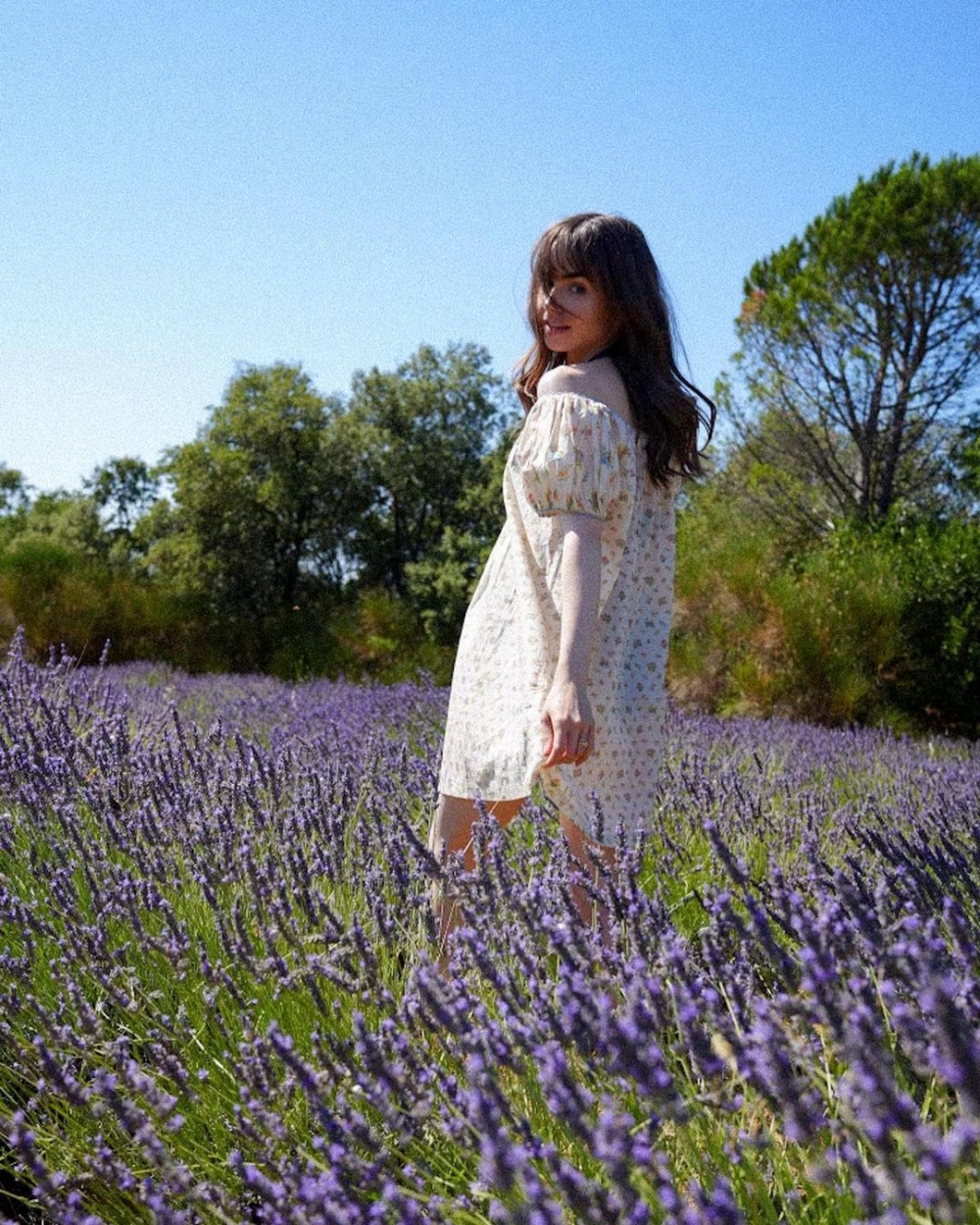 這款碎花洋裝是來自D Ô E N的設計款式。