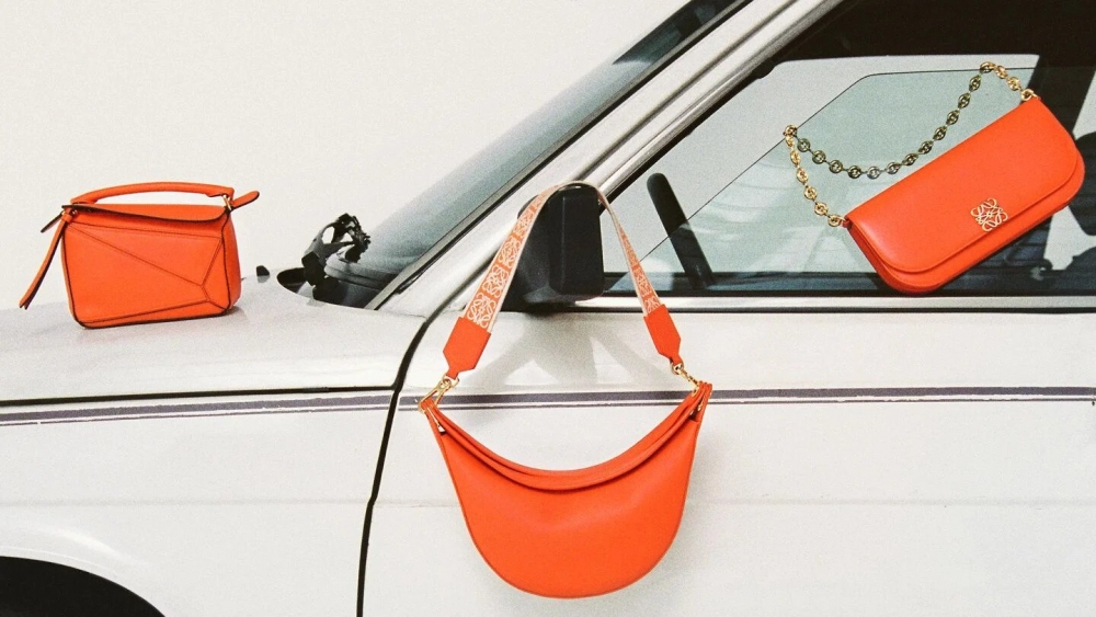 彷彿把經典包、配件、服裝泡浸柑橘橙色調。