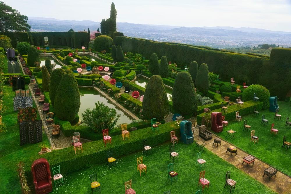 每一款宛如獨一無二的藝術品，充滿豐富的夏日色彩。