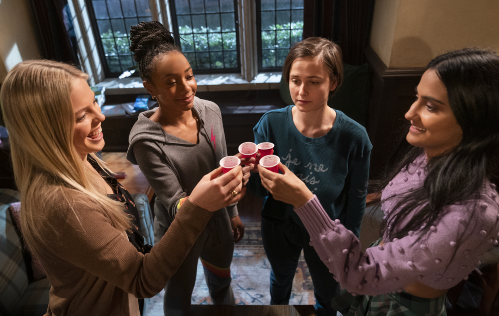 像是在《The Sex Lives of College Girls》的演出。