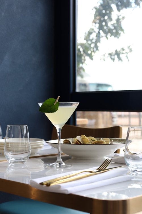 Breeze Bistro有提供傍晚的酒吧小吃菜單。