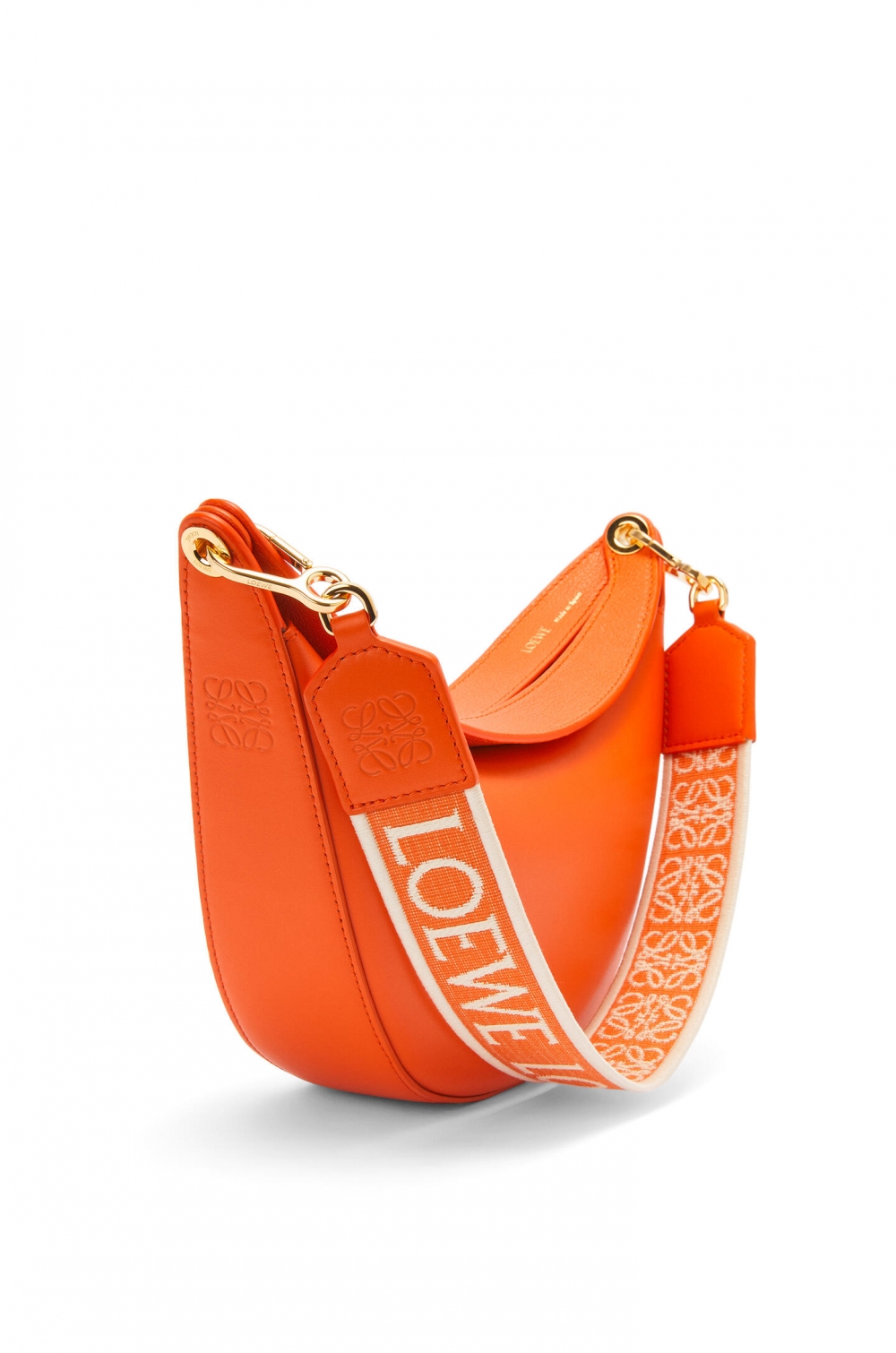 半月形流浪包，精緻的雕塑般廓形。