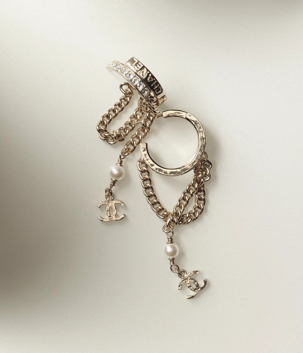 搭配雙C Logo及珍珠元素。