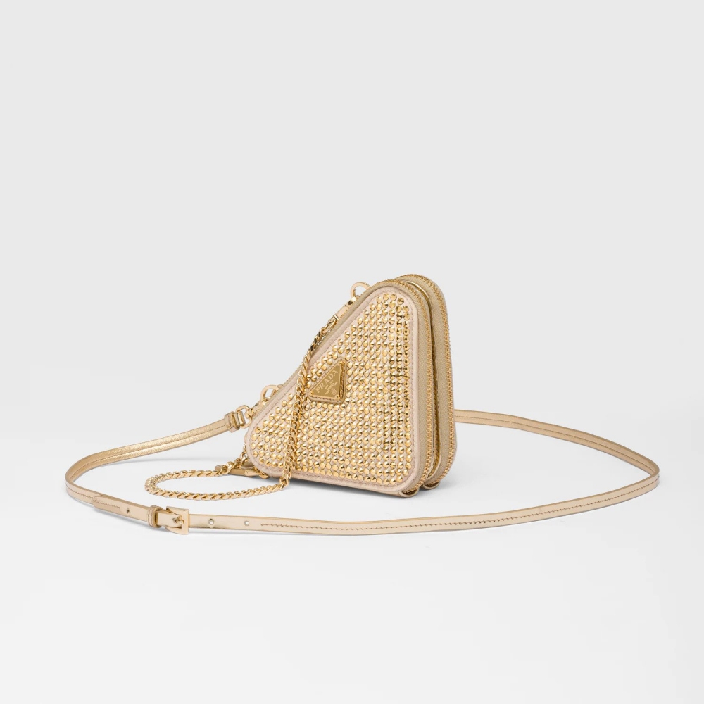 Prada 三角形迷你手拿包。