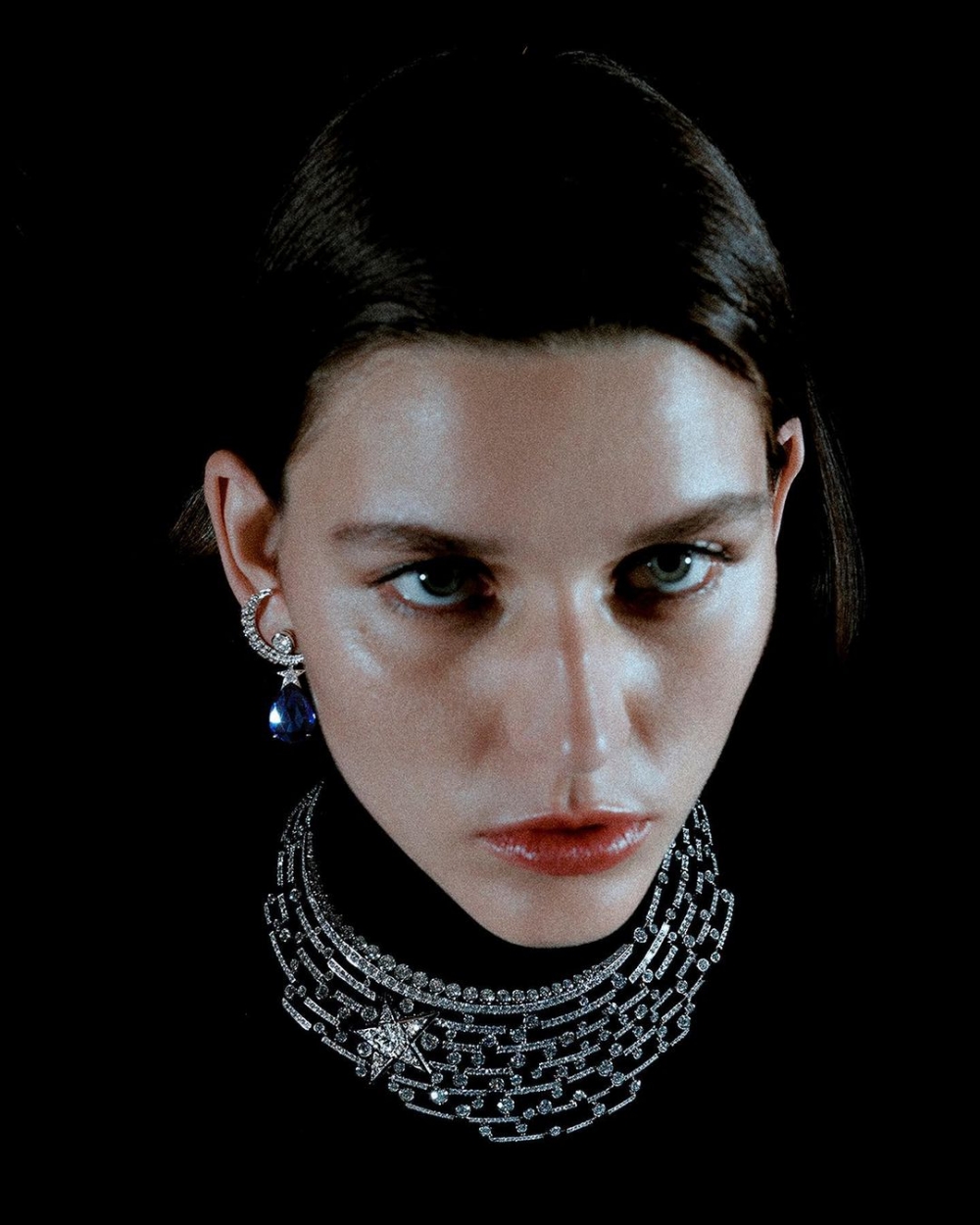 鑽石完美呈現純粹的魅力,更賦予耀眼、深遂、溫暖的多彩色寶石。