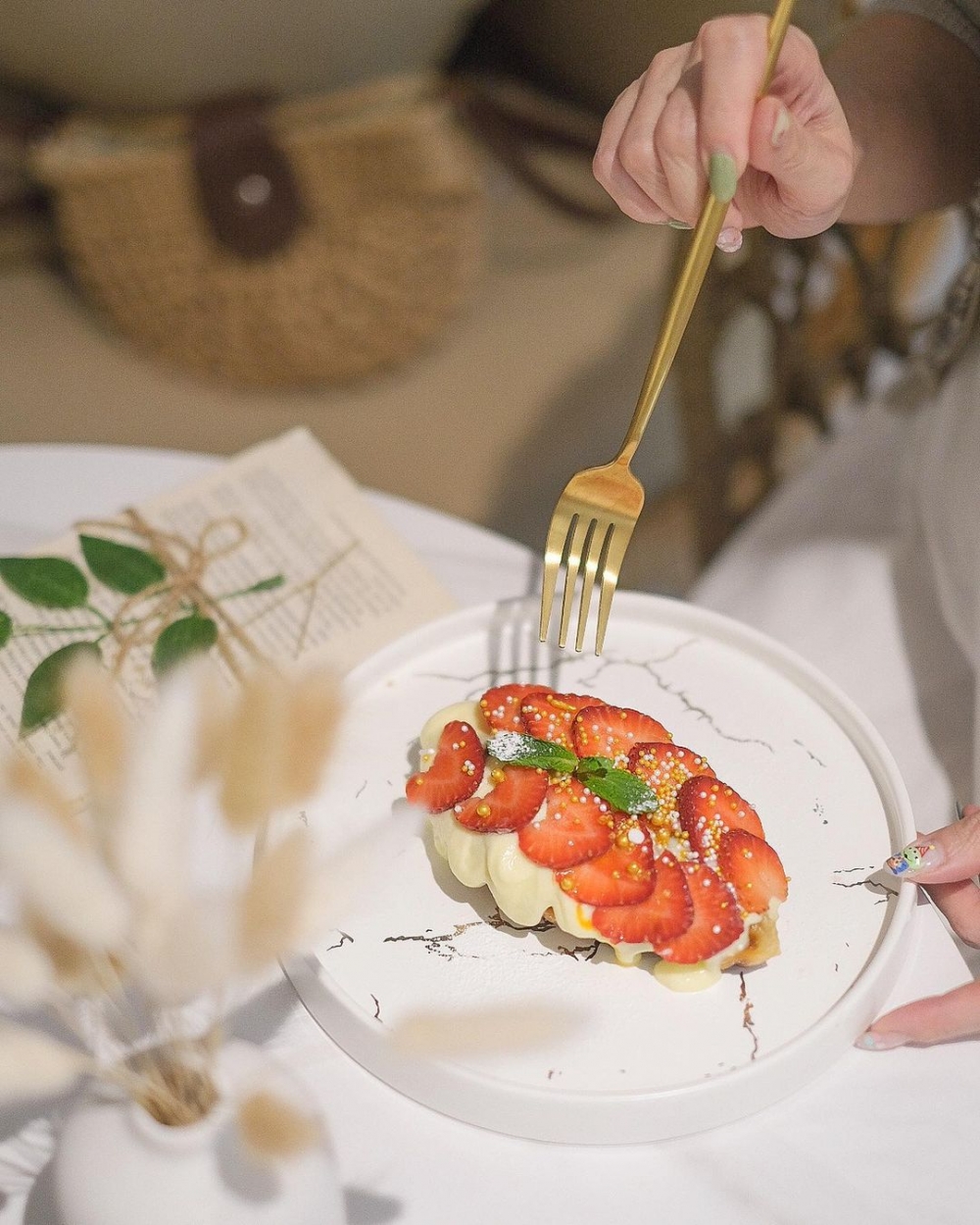 草莓牛角酥窩夫。