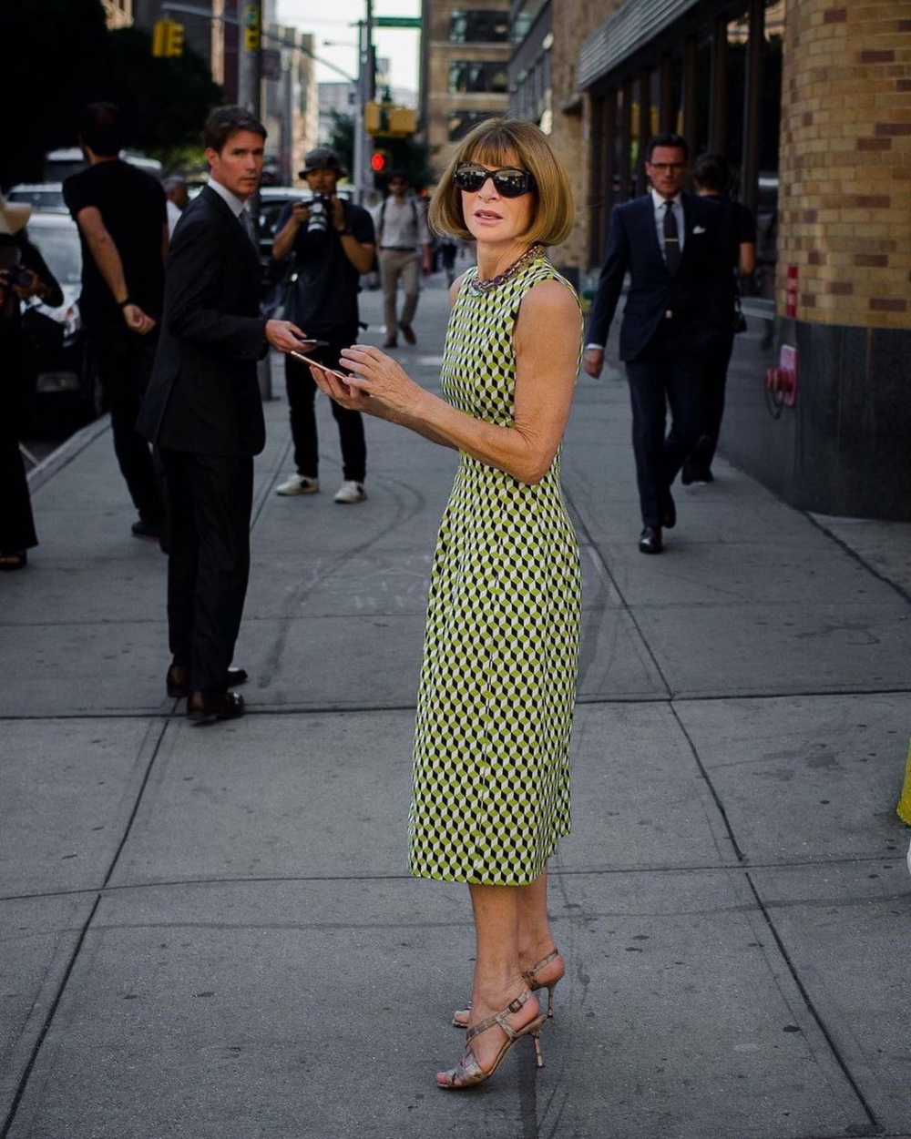 透過化妝師朋友與Anna Wintour結緣。