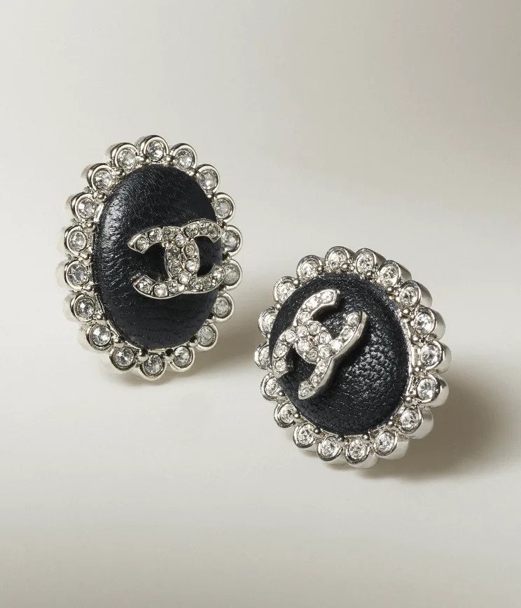 皮革搭配水鑽製成。