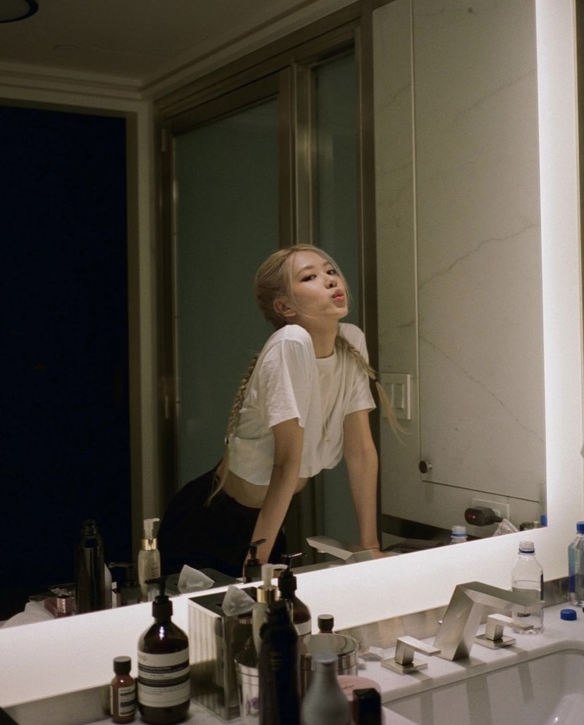 BlACKPINK Rosé若隱若現的性感白T造型。