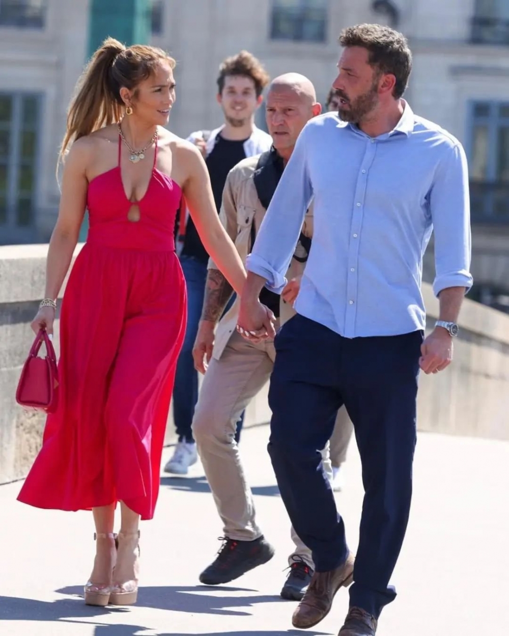 這間展露身材的紅色洋裝詢問度也很高。