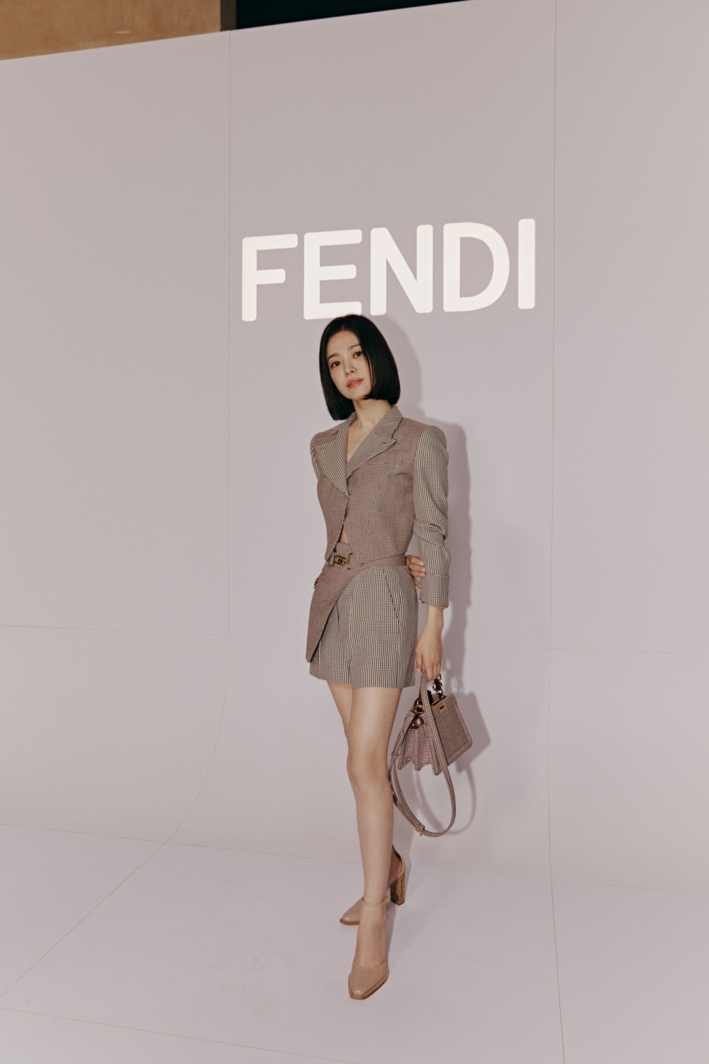 這次出席FENDI高訂秀場的她也迷人不已。