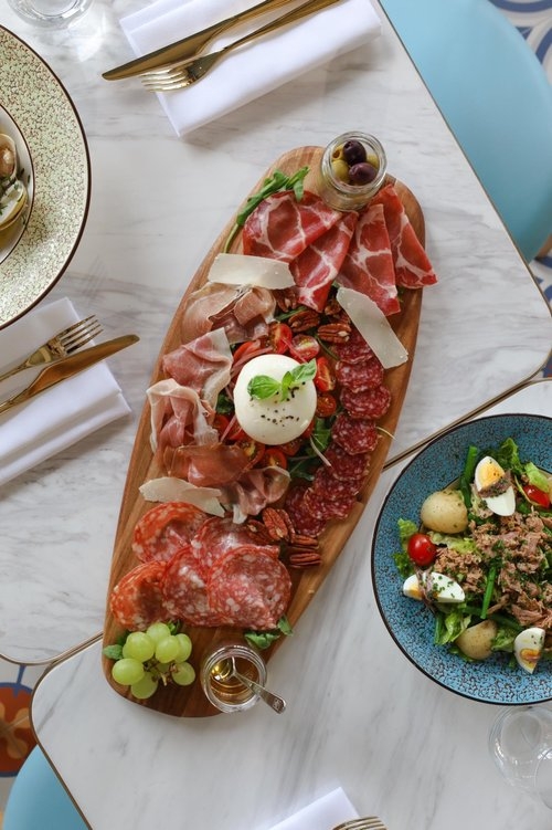 熟食冷肉盤搭配雞尾酒。