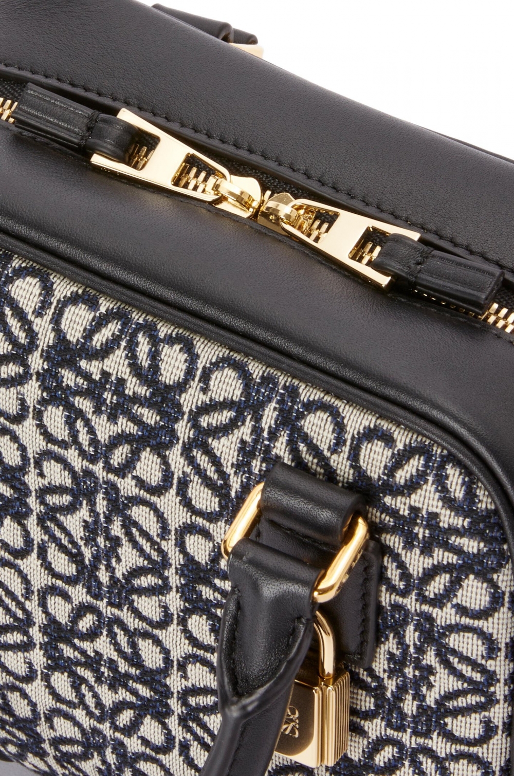 可愛的方形,配有納帕小牛皮與Anagram提花版本。