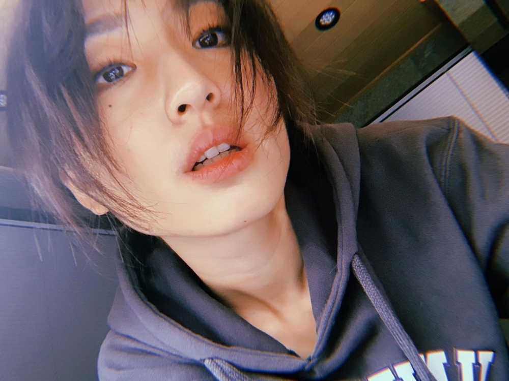 《想見你》時的柯佳嬿肌膚充滿少女感,出演高中生完全令人信服。