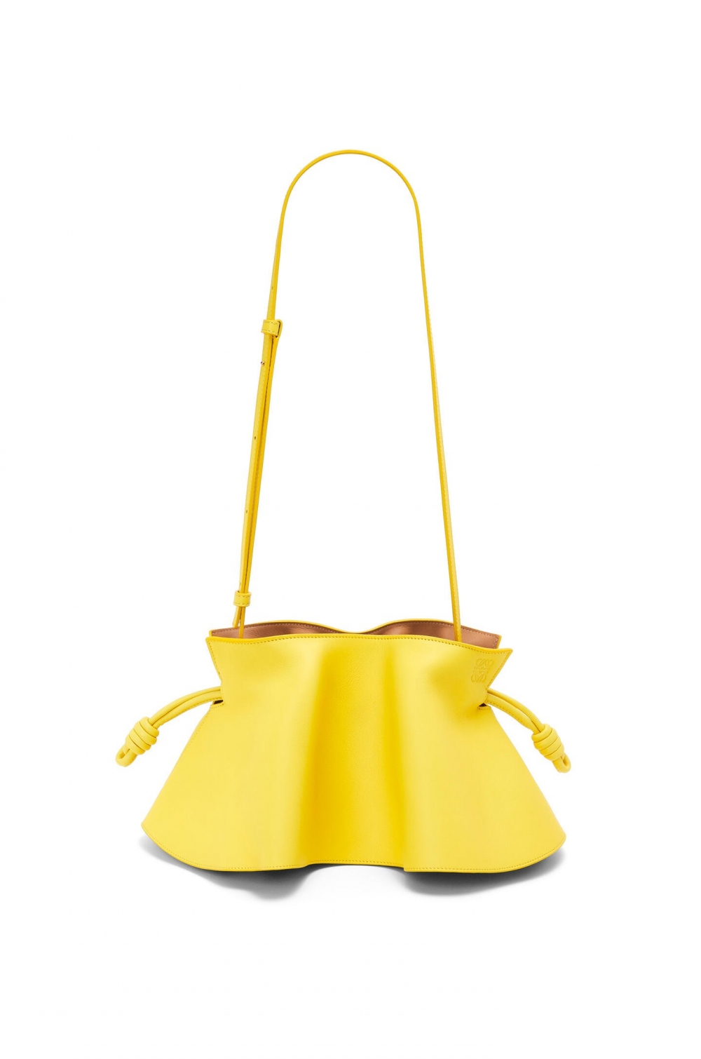 採用柔軟的Nappa皮革製作手袋。