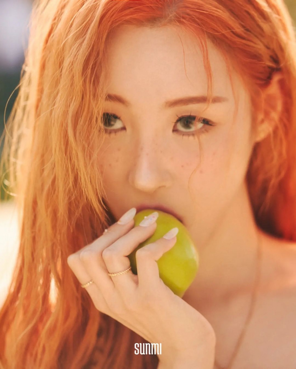 淡淡的雀斑令女生更覺俏皮可愛。