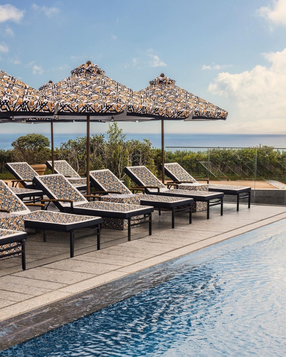 Burberry Ananti Cove日光浴床、座墊、遮陽傘。