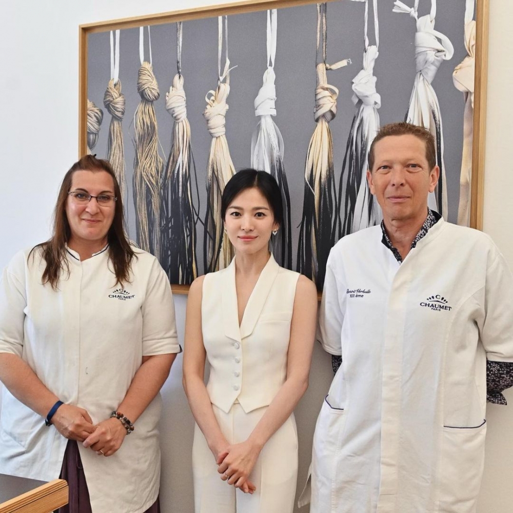 她以一身白色穿搭,參觀Chaumet珠寶工坊。
