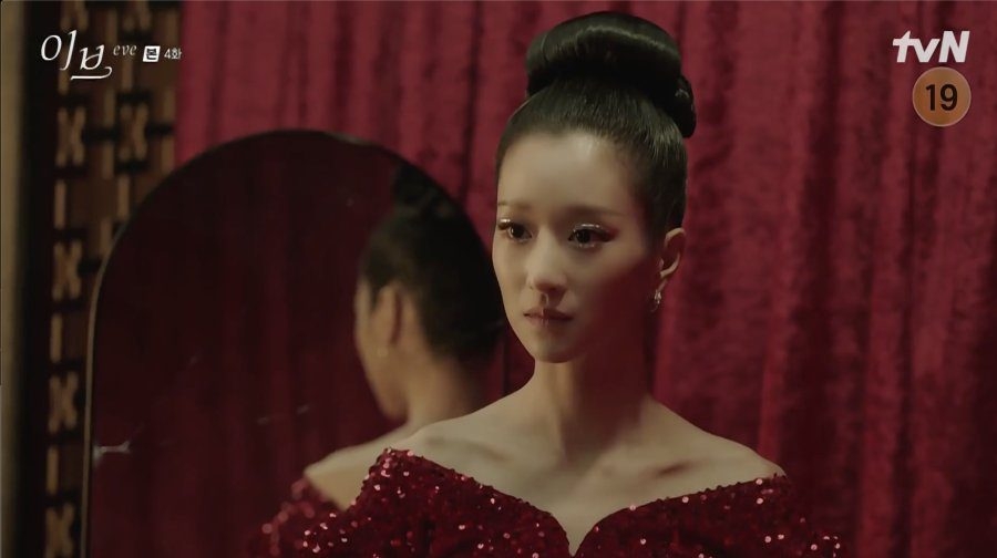 All Back、高髮髻配上淡眉妝,不但顯額頭,更令臉型無限拉長。