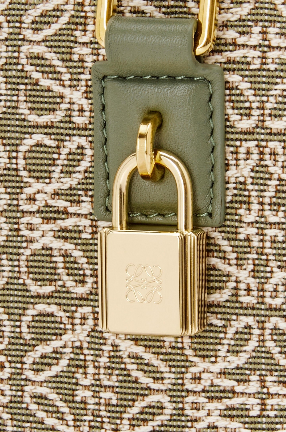 是Anagram雕刻掛鎖展現雋永經典的美。