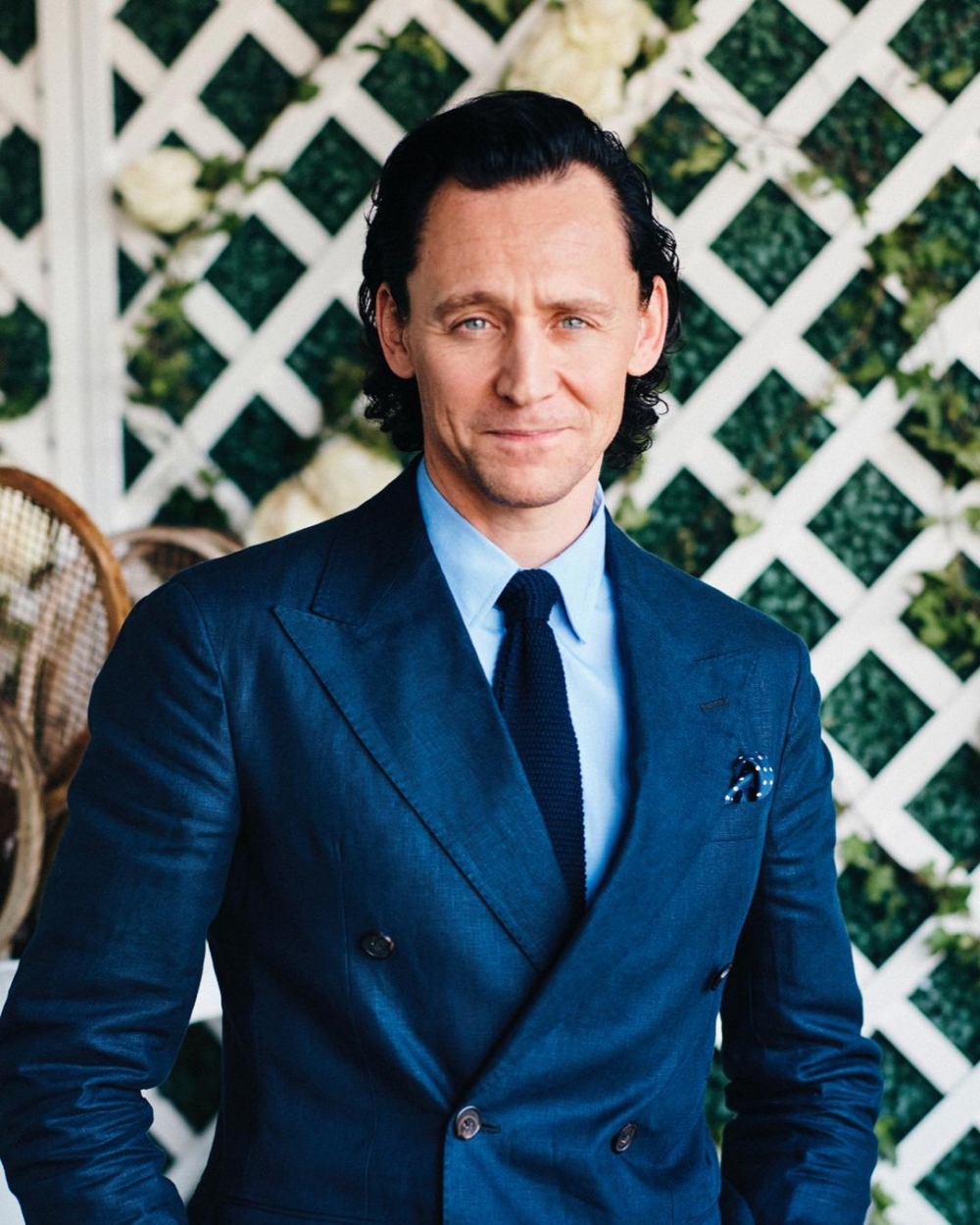 Tom Hiddleston穿著藍色雙排釦西裝套裝。