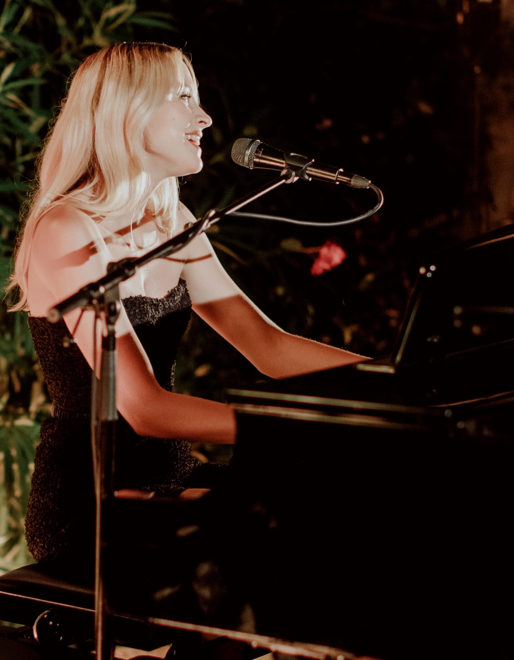 還有歌手的現場表演活動。