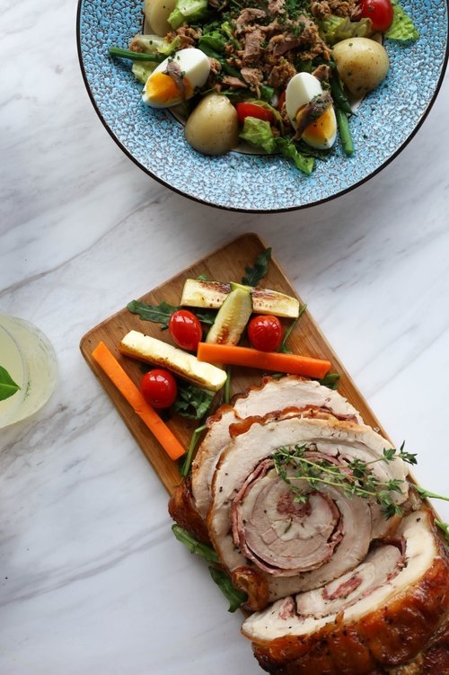 香氣撲鼻的酥脆煙肉豬肉卷。