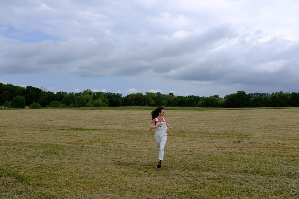 她身上的那件白色吊帶連身褲則是來自Washington “Dee-Cee”。