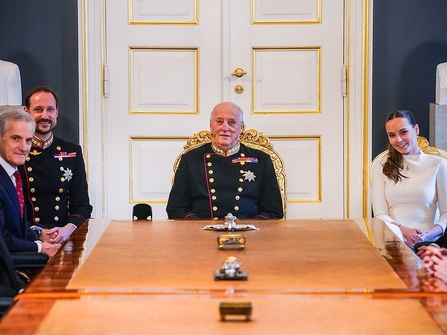 跟在國王的身旁，觀察未來要承擔的責任與工作。