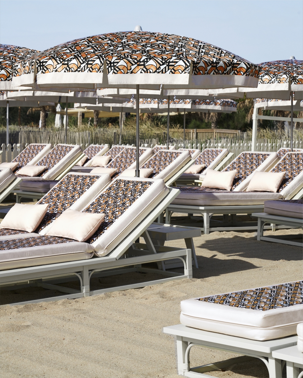 戶外的露台區的日光浴床換上TB壓花。