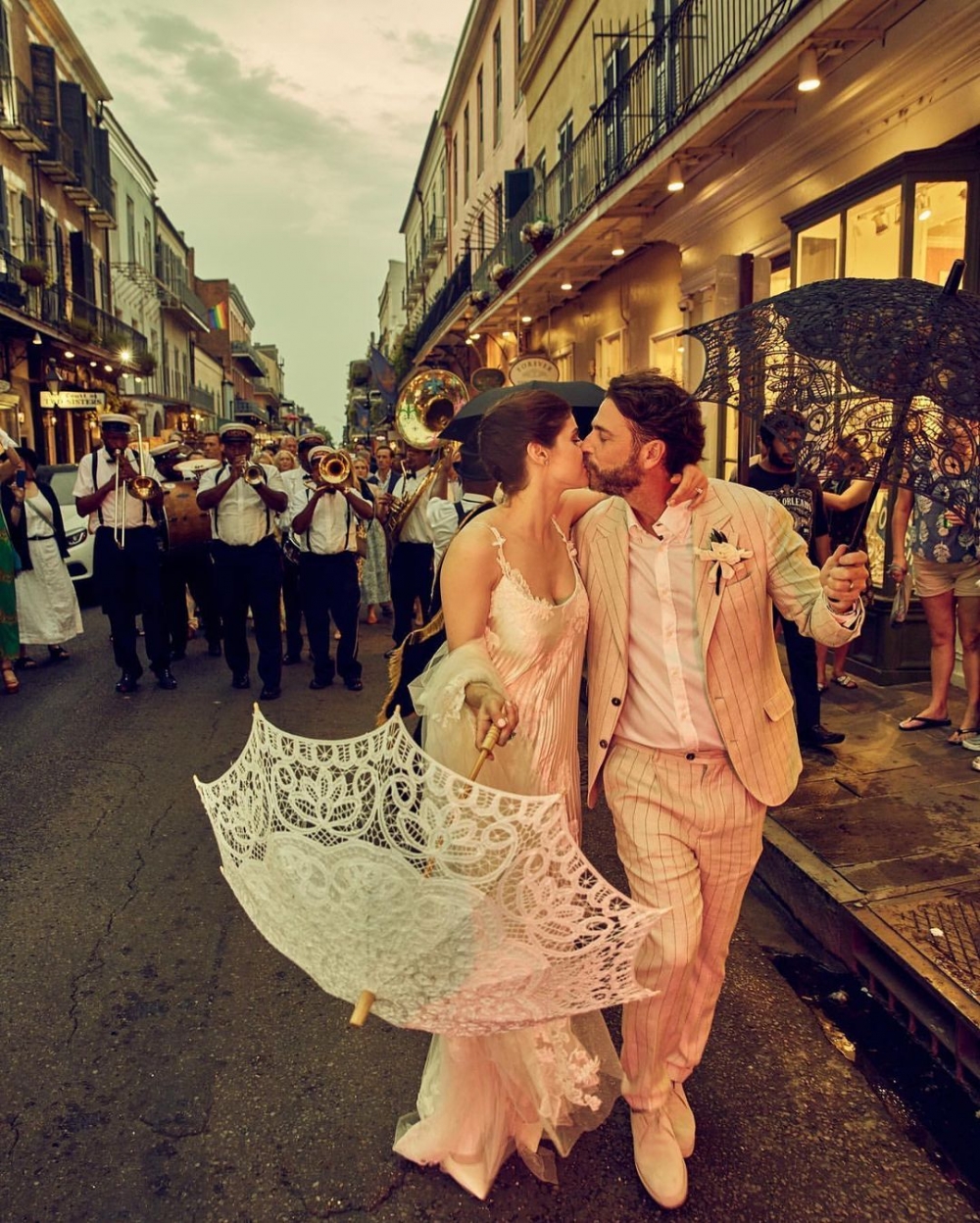 這次相遇最終讓他們成為了形影不離的情人。