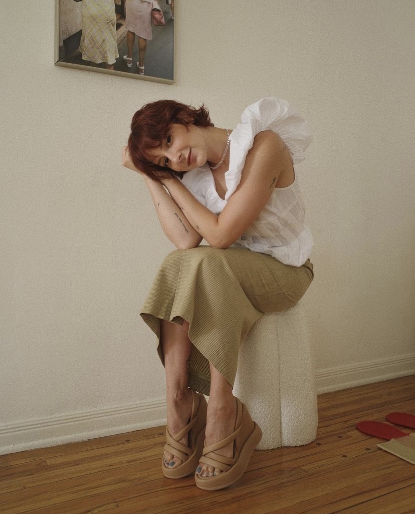 以厚底鞋展現一系列俏皮古典的搭配。