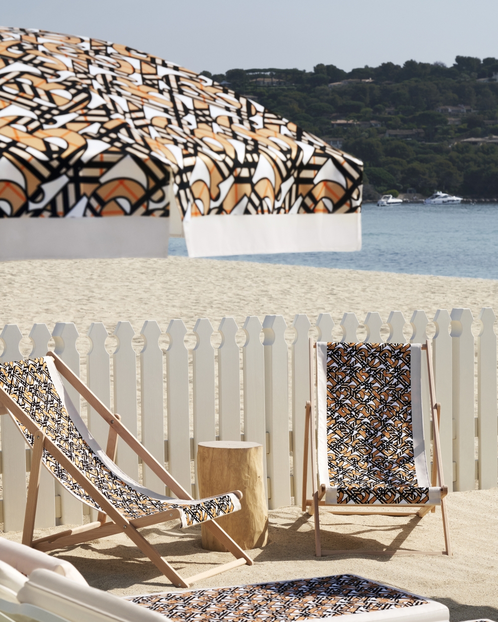 棕色的TB徽標,充斥在戶外的擺設元素。