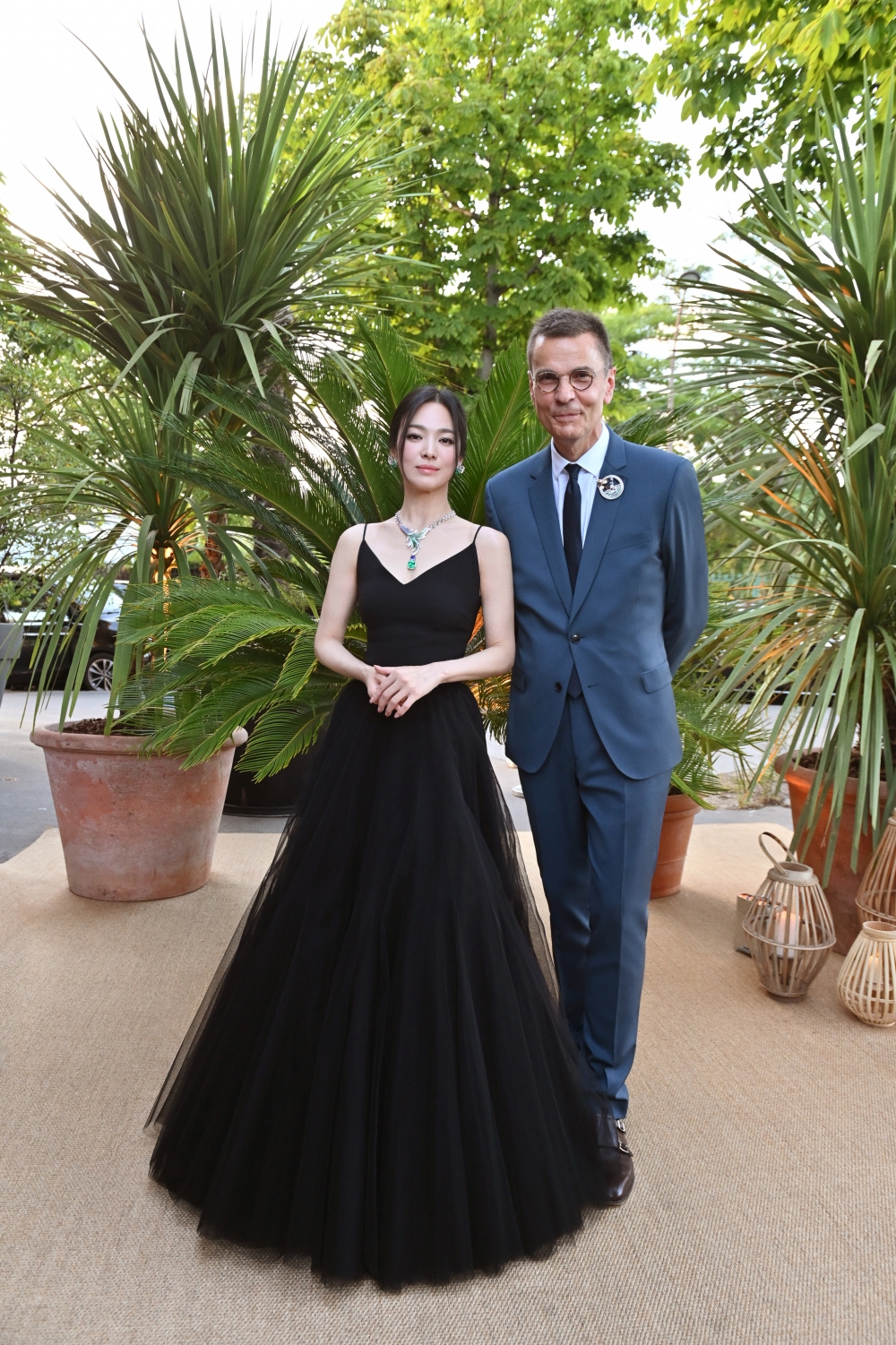 她優雅的姿態,成為展場的焦點人物。