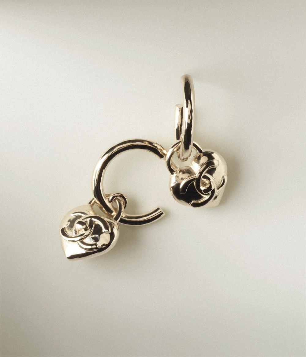 CHANEL Earrings：金屬材質的愛心。