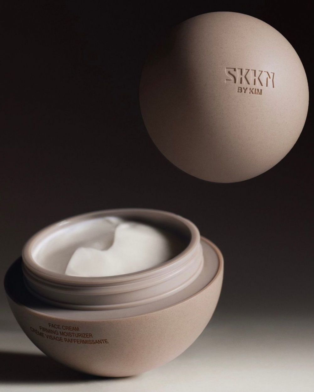 包裝瓶身正面印上SKKN BY KIM字樣。