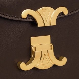 棕褐色搭配金屬凱旋門。