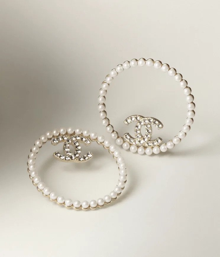 結合小而精緻的雙C金屬設計。