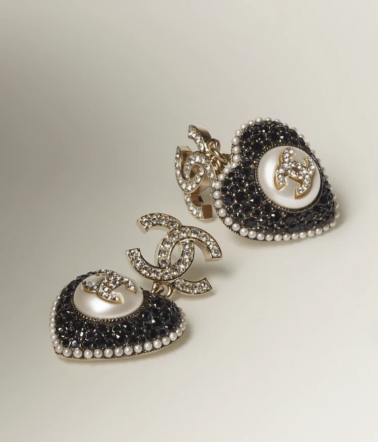 採用玻璃珍珠與金屬元素製成。