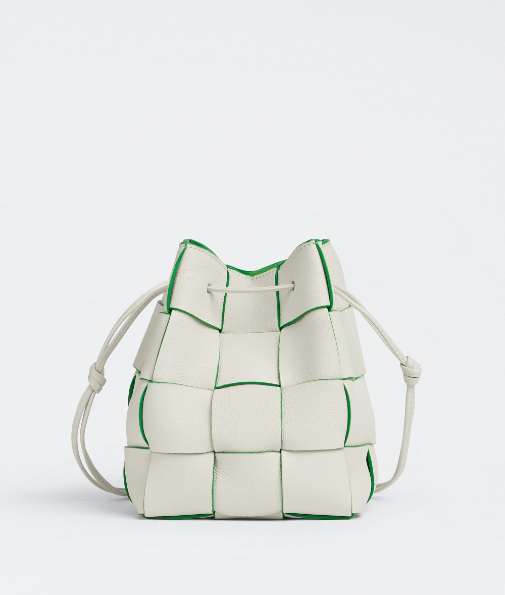 Bottega Veneta Cassette斜挎水桶包。