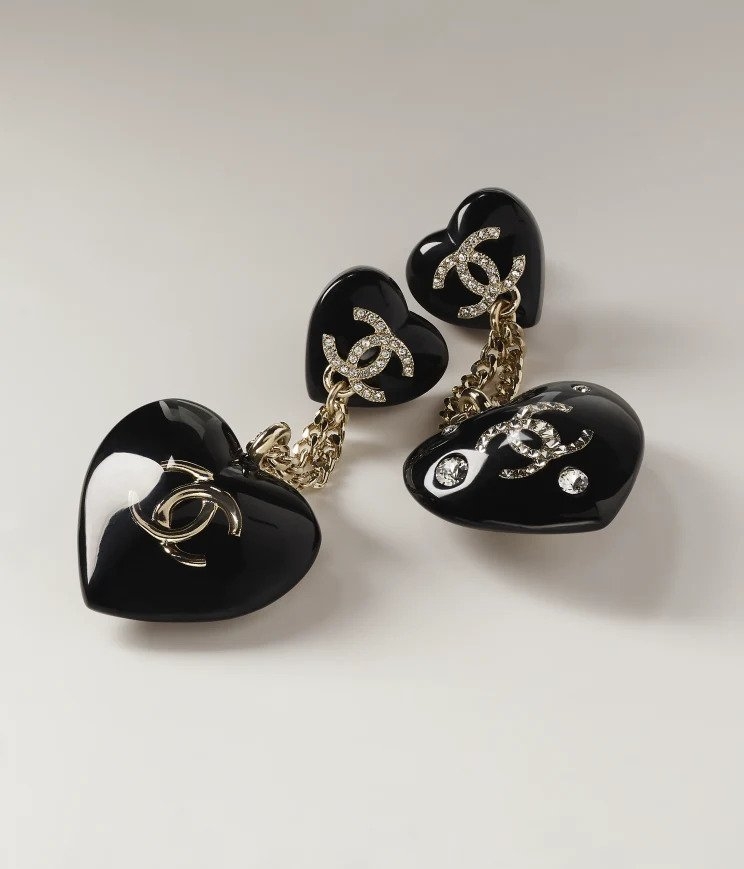 雙C鑲嵌上帶有光澤的鑽石。