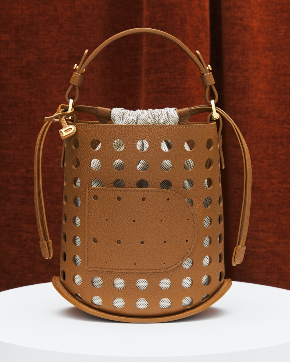 還有夏日設計的洞洞款式水桶包。
