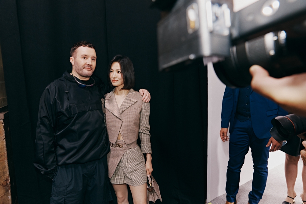 她也與FENDI高級訂製時裝及女裝系列藝術總監Kim Jones留下合影。