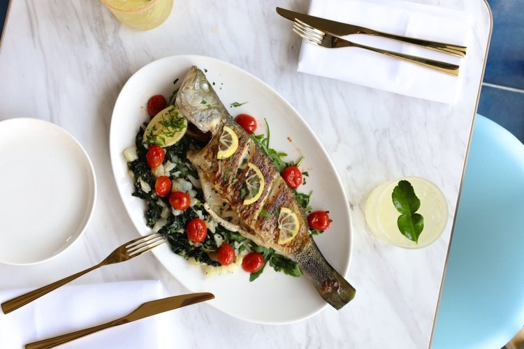 鮮嫩多汁的香烤原條深海鱸魚。